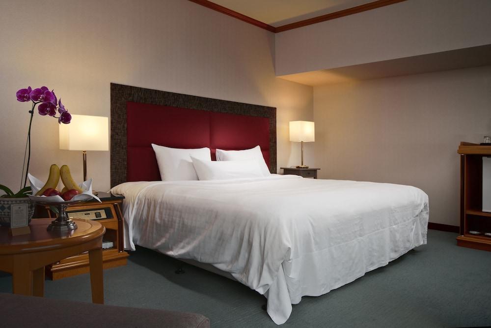 The Howard Plaza Hotel Kaohsiung Eksteriør billede A guest room at the hotel