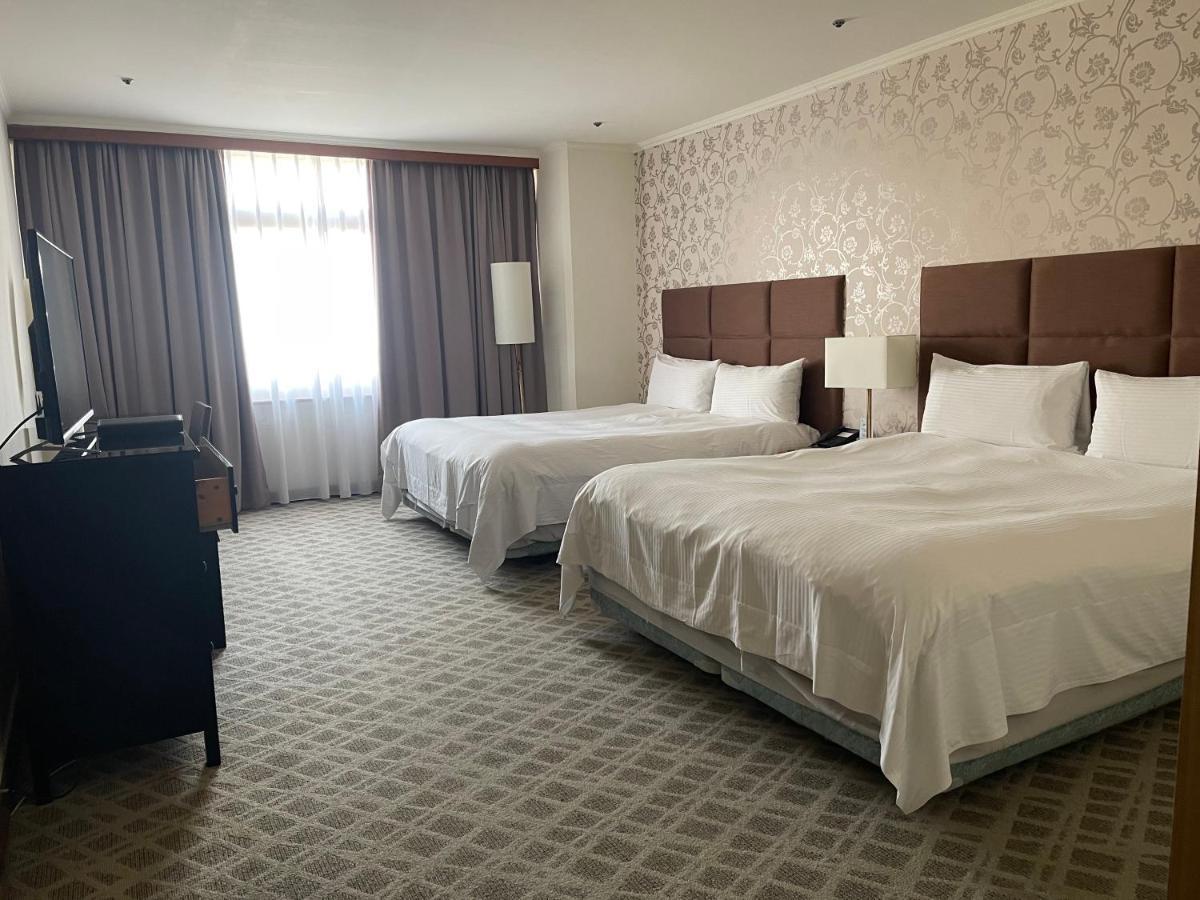 The Howard Plaza Hotel Kaohsiung Eksteriør billede A room at the Hilton Garden Inn in San Francisco