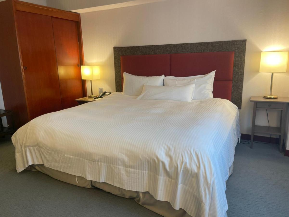 The Howard Plaza Hotel Kaohsiung Eksteriør billede A guest room at the hotel