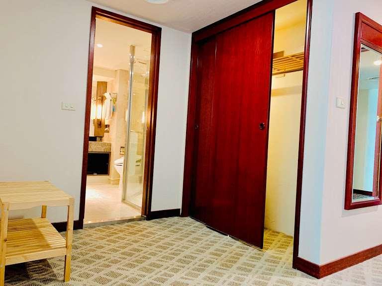 The Howard Plaza Hotel Kaohsiung Eksteriør billede A room at the hotel