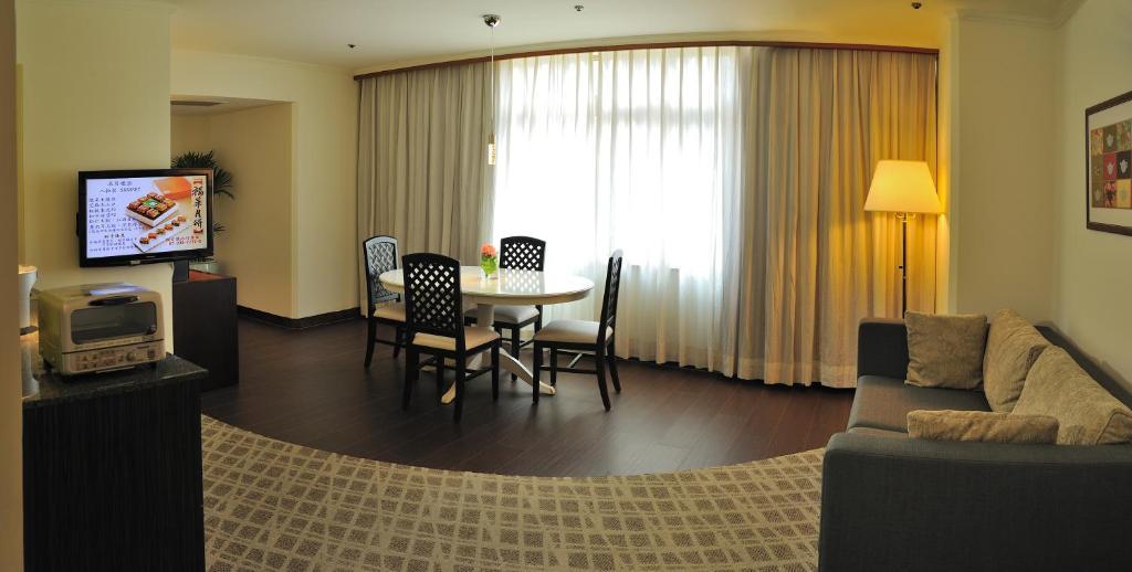 The Howard Plaza Hotel Kaohsiung Værelse billede A suite at the hotel