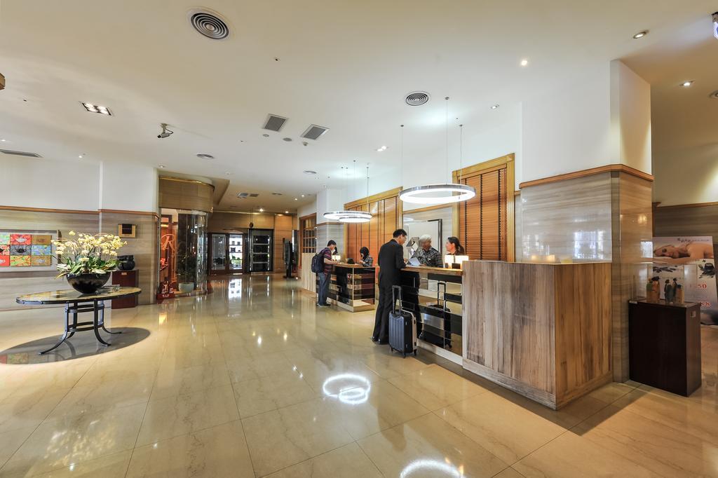 The Howard Plaza Hotel Kaohsiung Eksteriør billede The lobby of the hotel
